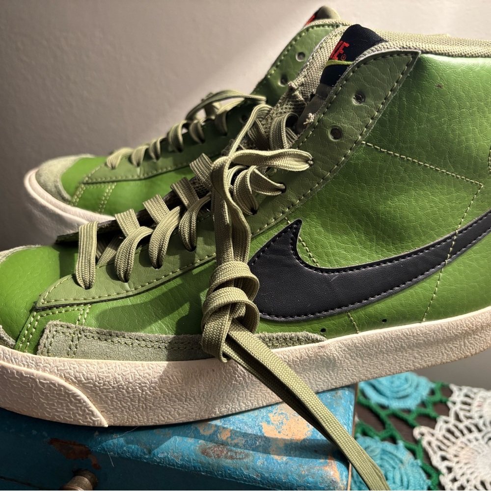 Nike youth size:6 Green and Black Sneakers
ALSO converts to a SIZE:7.5-8Woman’s!